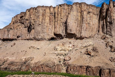 Guided tourist group visiting the Cueva de las Manos, Unesco World Heritage, caves with prehistoric