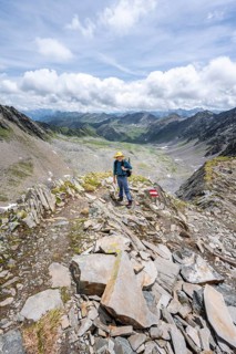 Mountaineers at Prägrater Törl, view of mountain peaks and valley, Lasörling Höhenweg, Lasörling