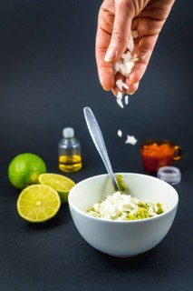 We start with onion and we mix with a spoon in the crushed avocado. Recipe to prepare a nice
