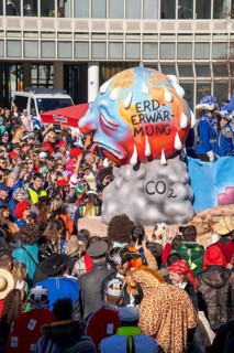 Rose Monday parade in Düsseldorf, motorised floats during the parade, dressed up fools at the