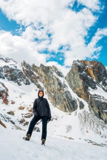 Young woman in front of the OJO DEL ALBINO glacier, Laguna Esmeralda, Provinz Tierra del Fuego,