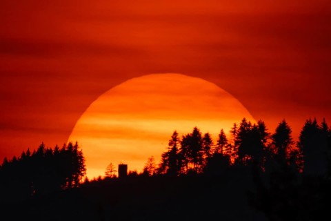 The sun sets behind the Taunus ridge, Frankfurt, Hesse, Germany