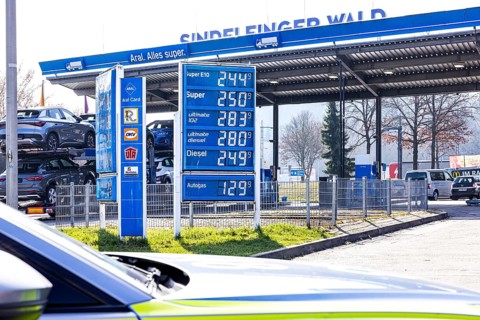 War in the Middle East is causing oil prices to rise. Refueling is becoming more expensive. At the
