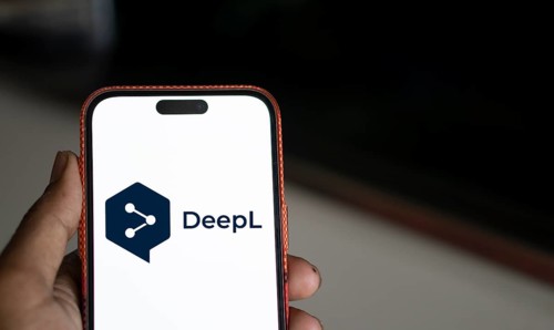 deepl logo is displayed on smartphone