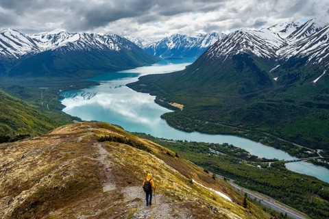 Climbers on a hiking trail on Slaughter Ridge, views of snowy mountains in spring and turquoise