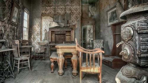 USA, California, Bodie, former gold mining town, old living room
