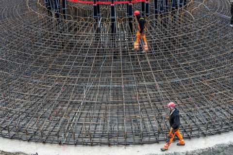 Assembly of reinforcing steel for the reinforced concrete foundation of a wind turbine, a mesh of