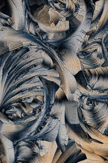 High-resolution image displaying intricate microcrystals of salicylic acid, captured under a