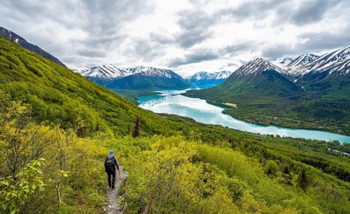 Climbers on a hiking trail, Slaughter Ridge Trail, view of snowy mountains in spring and turquoise