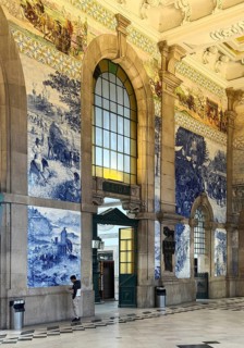 Porto Sao Bento railway station, entrance hall with azulejos designed by artist Jorge Colaço, old