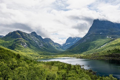 Innerdalen high valley with lake Innerdalsvatna, mountains, right Innerdalstårnet, Trollheimen,