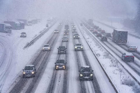 The onset of winter in North Rhine-Westphalia, heavy snowfall, A3 motorway near Hilden, near