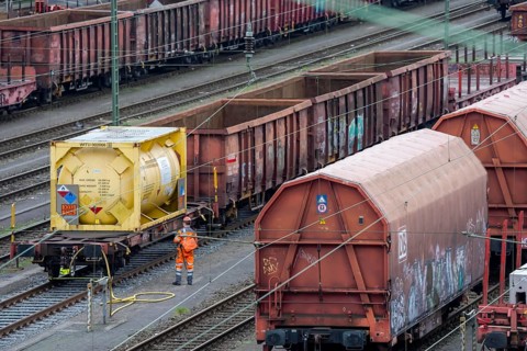 Shunters, check the assembled freight cars at the Hagen-Vorhalle marshalling yard, is one of the 9