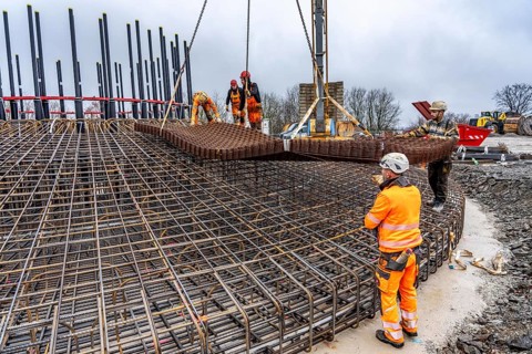 Assembly of reinforcing steel for the reinforced concrete foundation of a wind turbine, a mesh of