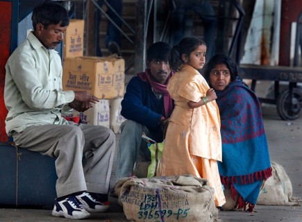 New Dehli, India, 15.01.10 - Family with young girls at train station in Neu-Dehli, India