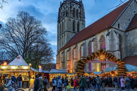Weihüüskesmarkt an der Überwasserkirche at dusk, Münster, North Rhine-Westphalia, Germany