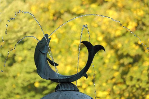 'Quellmänner un Hering' fish gate fountain by Rudolf Schreiner 1931, modern art, bronze sculpture,