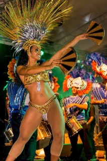 Brasilianische Sambaband beim internationalen Karneval auf den Seychellen in Victoria, Mahe,