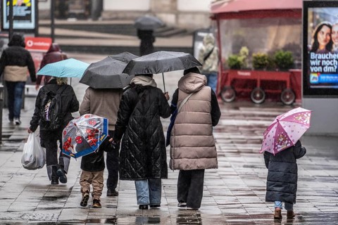 Passers-by in a pedestrian zone, Kettwiger Straße, rainy weather, city center, Essen, North