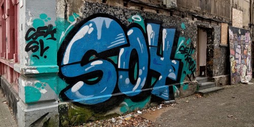 Decaying façade smeared with graffiti, scrap property in a difficult district, Gelsenkirchen, Ruhr