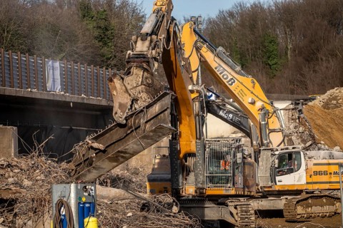 Demolition of the 120 meter long motorway bridge of the A516, across Teutoburger Straße in