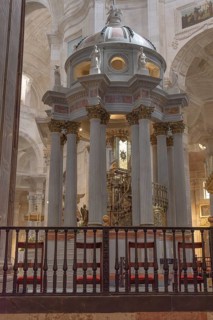 Altar under the dome in the Cathedral of the Holy Cross over the Sea, Catedral de Santa Cruz sobre