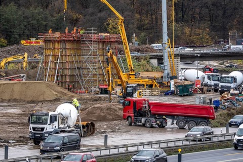 Concreting of a new bridge pillar at the Duisburg-Kaiserberg motorway junction, complete conversion