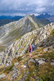 Hiker on the Carnic High Trail, ascent to the Raudenspitze, Carnic Main Ridge, Carnic Alps,