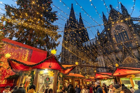 Christmas market at Cologne Cathedral at dusk, Cologne, North Rhine-Westphalia, Germany