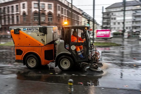 Sweeping on Rose Monday in Düsseldorf, the municipal utilities clean up after the train, confetti,