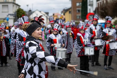 The Klaa Paris carnival parade passes through the streets of Frankfurt's Heddernheim, Heddernheim,