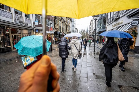 Passers-by in a pedestrian zone, Kettwiger Straße, rainy weather, with umbrella, city center,