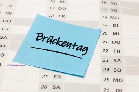 Bridge day symbol image: Close-up of a note with (digitally added) text BRÜCKENTAG on a calendar