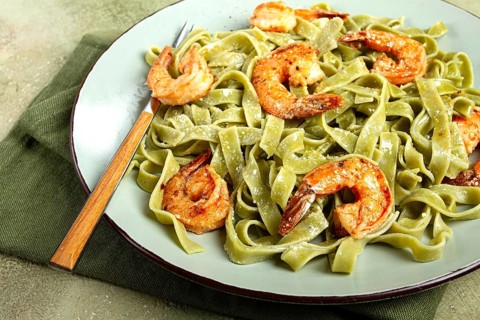 Tagliatelle with spinach, in cream sauce, with shrimp, homemade, no people