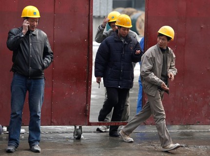Beijing, CHN, 19.02.09 - Construction workers leave a construction site in Beijing, CHINA for a