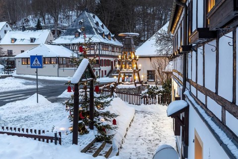 Twilight view of Hammerherrenhaus and village pyramid in snow, Frohnauer Hammer, Annaberg-Buchholz,