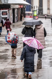 Passers-by in a pedestrian zone, Kettwiger Straße, rainy weather, city center, Essen, North