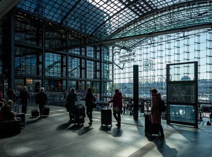 Everyday scenes, travelers and railway employees as well as the interior design, signs, signposts