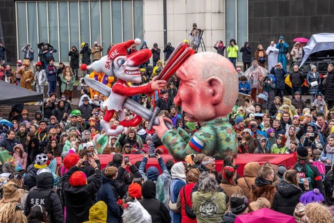 Rose Monday procession in Düsseldorf, theme car by wagon maker Jacques Tilly, Putin impales the