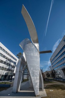 Artwork The Wings by Daniel Liebeskind, in front of the reception building of the Siemens Campus,