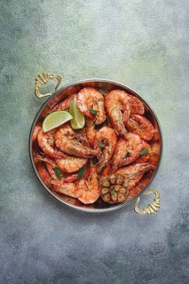 Fried king prawns, in shell, with spices, size 30/40, unpeeled shrimp, homemade, no people