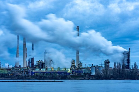 Rhine near Duisburg-Bruckhausen, industrial setting of the ThyssenKrupp steel plant, fire cloud of
