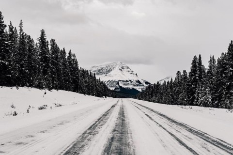 Winter road trip on the Icefields Parkway with lots of snow and ice, Banff National Park, Jasper