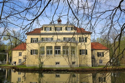 Eulenbroich Castle with reflection in the pond, Wasserschloss, Rösrath, Bergisches Land, North