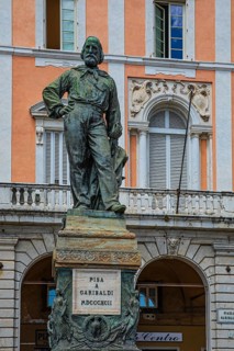 Statue of Giuseppe Garibaldi, Piazza Garibaldi, Pisa, Tuscany, Italy