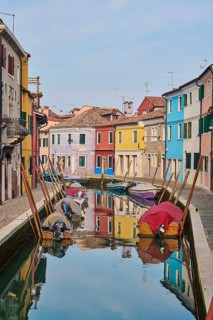 Colorful houses beside the waterway in between 'Fondamenta Pontinello Sinistra' and 'Fondamenta