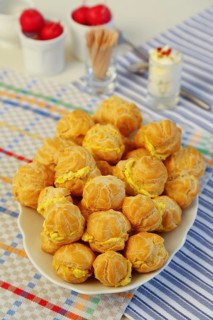 Swabian cuisine, mini cream puffs filled with goat's cream cheese, cream cheese éclairs,