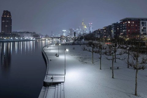 Snowfalls and freezing temperatures have transformed the banks of the Main and Frankfurt banking
