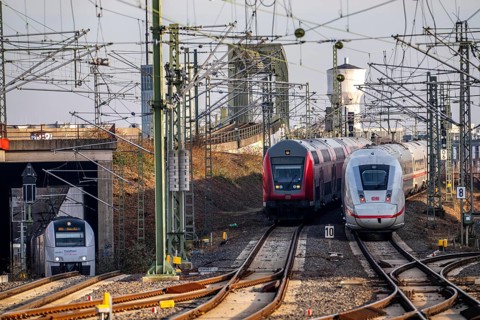 Trains on the line, platform tracks in front of Cologne-Messe/Deutz station, ICE long-distance