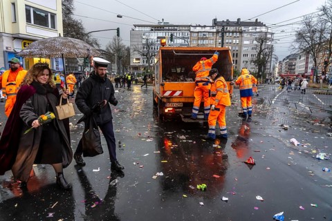 Sweep on Rose Monday in Düsseldorf, the municipal utilities clean up after the train, confetti,